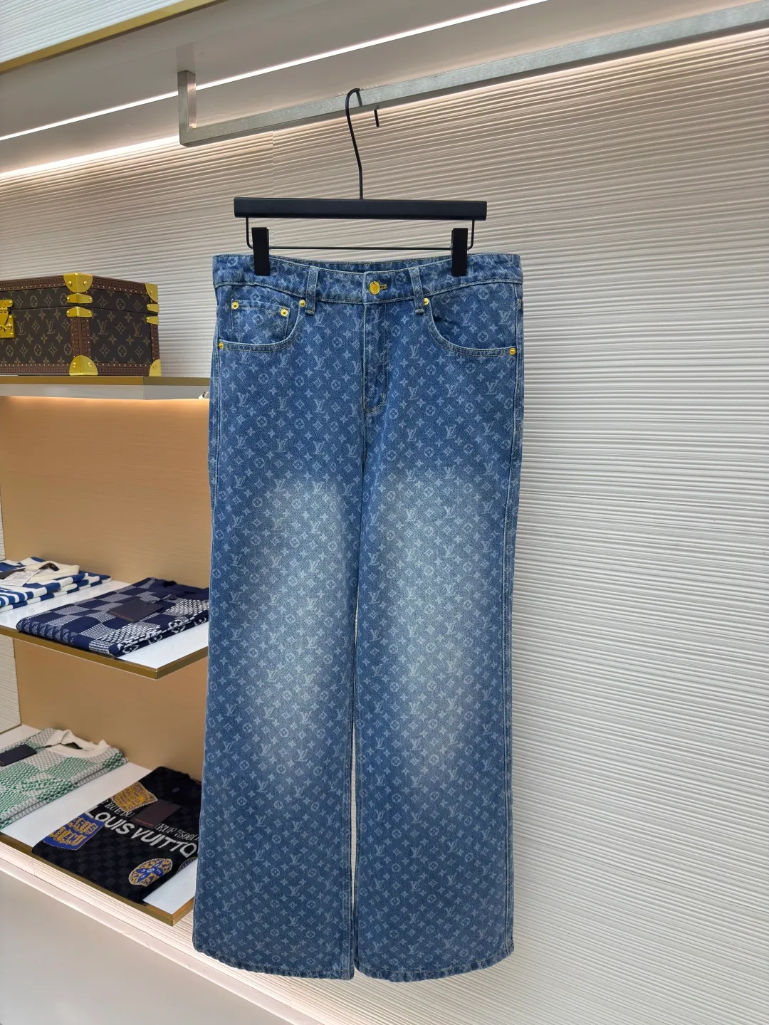 LOUIS VUITTON full-print flare jeans ●Authentic product: Purchased and developed by 19100 ●Item number: 1680090-B20 ●Fabric: denim fabric ●Technology: washed production ●Version: fitted version ●Weight: about 835 grams ●Size: 36-38-40-42 ●Description: Customized blue shadow encrypted cotton classic pattern denim, as moist as cotton, comfortable and skin-friendly, indigo elegance With a retro charm and modern fashion sense, the iconic Monogram pattern is laid out on it. Every part tells the glorious history and fashion heritage of Louis Vuitton, and its leisurely flared silhouette is the soul of these pants. It exudes a sense of high-end from the inside out. It is a stunning piece in the fashion feast. The overall wiring is straight and delicate, the fabric is comfortable and soft, and the color is consistent without color difference. It can be matched with the same style to create a fashionable look and control various occasions. Customized accessories, complete with three standards, same style for men and women!